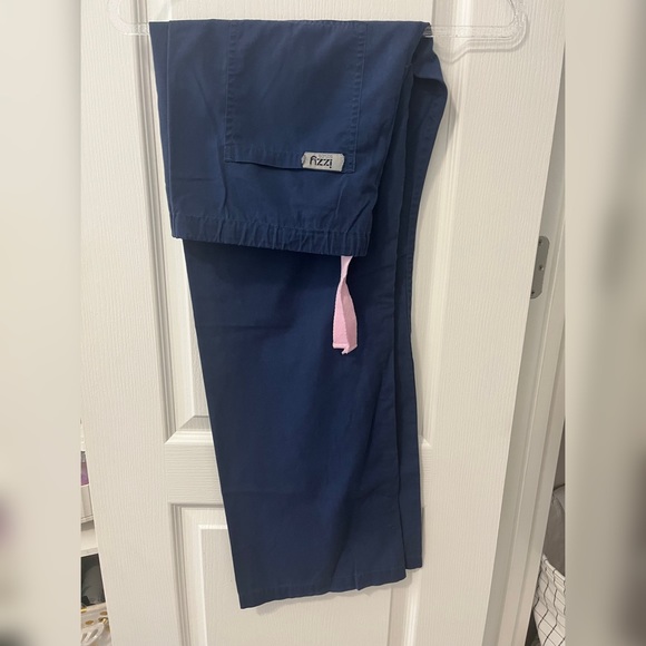 IZZY Scrubs by peaches uniform. Size XS - Picture 5 of 10